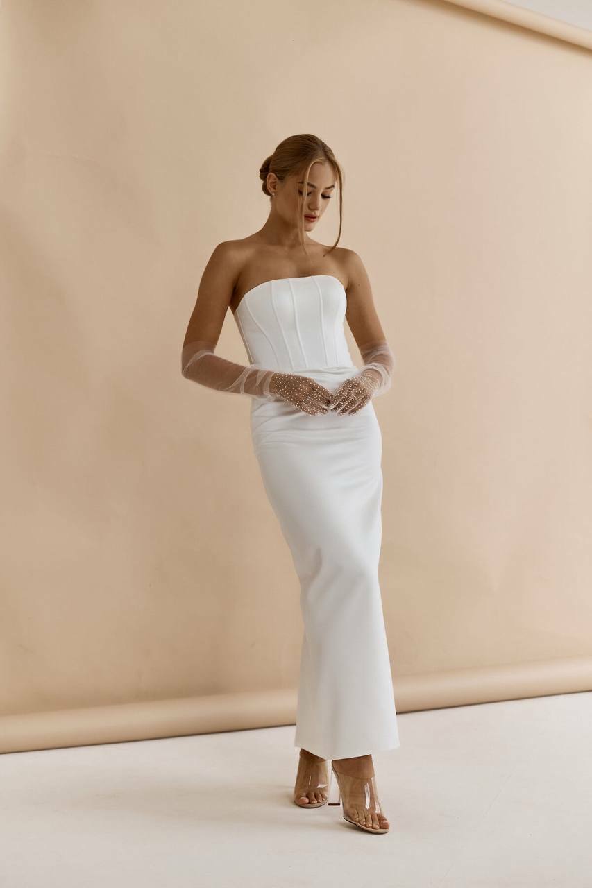 Белое атласное платье с корсетным верхом.